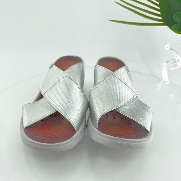 Bzees Women's Desire Sandals 11 Wedge Heel Slip On Silver Textile Casual Comfy - Picture 4 of 14